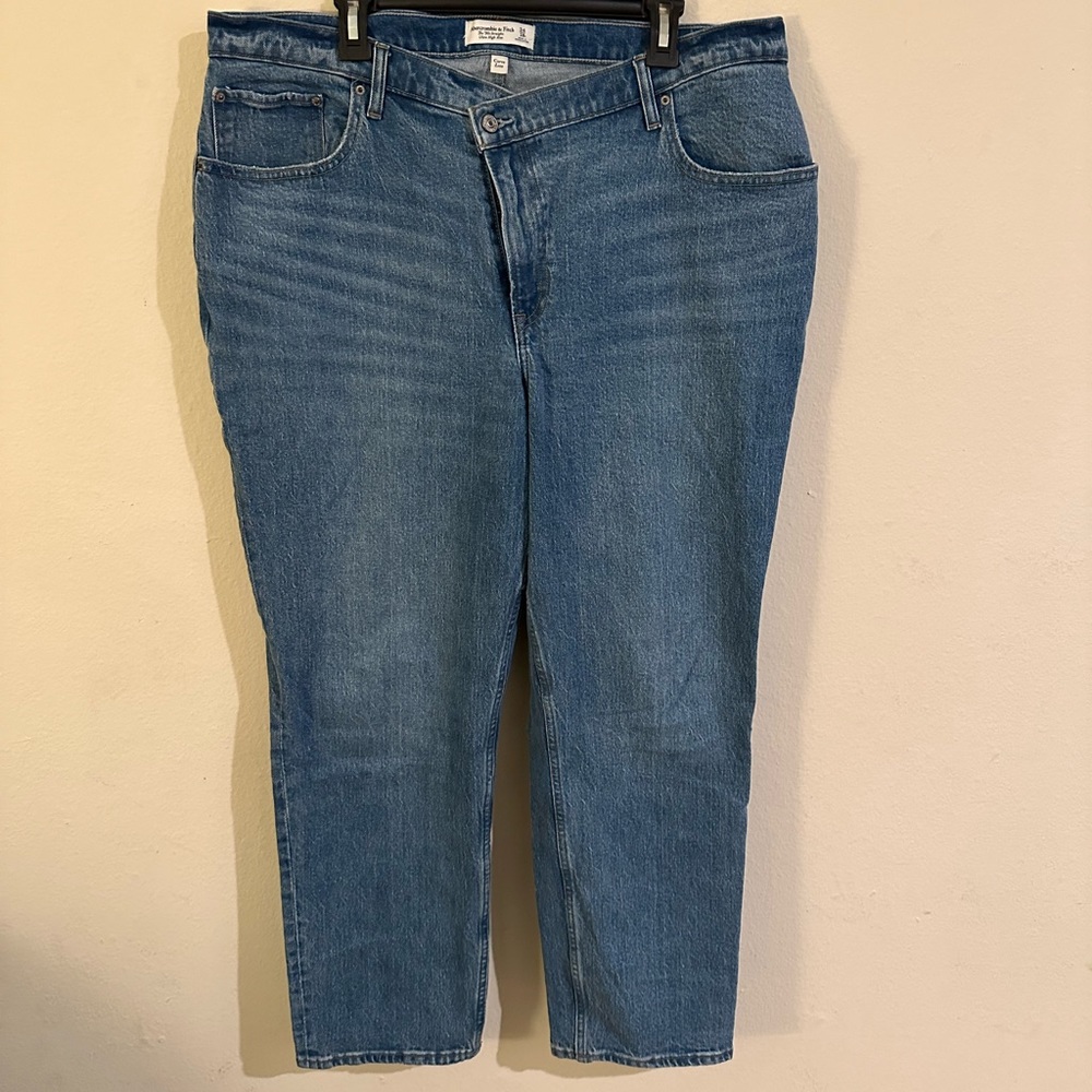 Abercrombie & Fitch Curve Love The ‘90s Straight Ultra High Waist Jeans